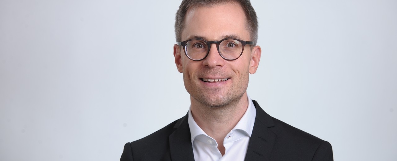 Jens-Stroemnes_shirt and jacket and glasses