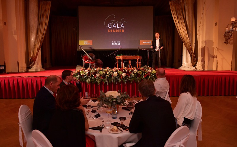 Jens Stroemnes, Managing Director at Expert international is giving speech at Gala dinner